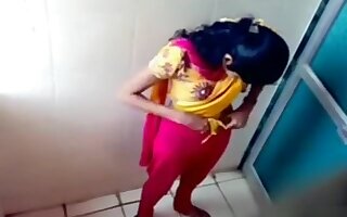 Indian coed girls get caught on tape using put emphasize university toilet